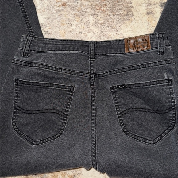 Lee - Picture 4 of 4